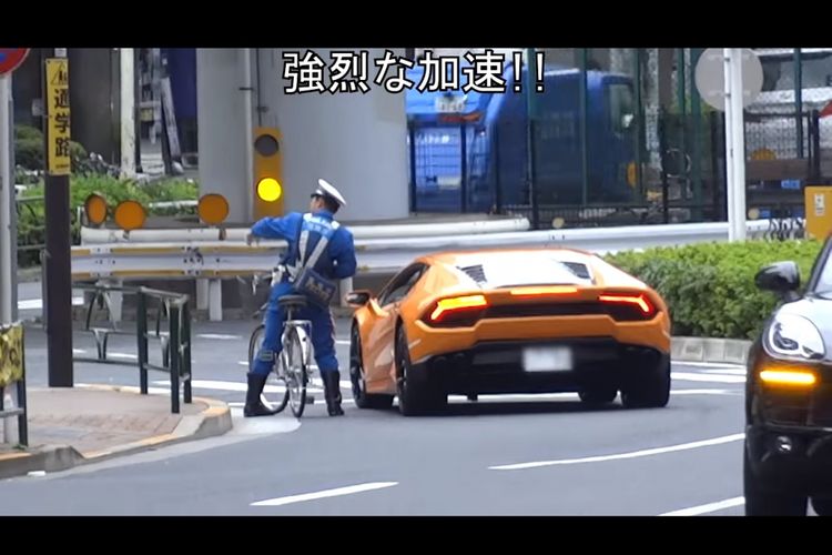 Petugas lalu lintas Jepang menggunakan sepeda menilang pengemudi mobil supercar Lamborghini.
