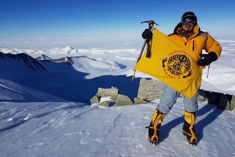 Pendaki Mapala UI, Dedi Satria mengibarkan bendara Mapala UI di Gunung Vinson Massif, Antartika, Januari lalu. Gunung Vinson Massif merupakan salah satu gunung tertinggi di tujuh puncak dunia.