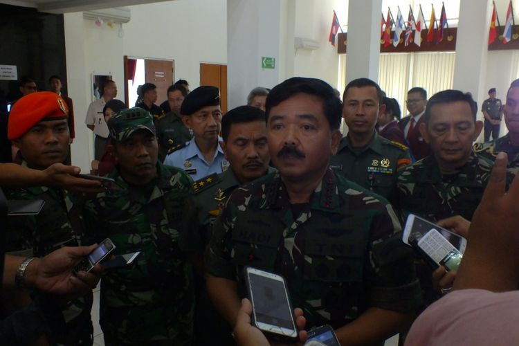 Panglima TNI Marsekal Hadi Tjahjanto usai memberikan kuliah umum di Universitas Pertahanan (Unhan), Sentul, Bogor, Jawa Barat, Selasa (13/3/2018).