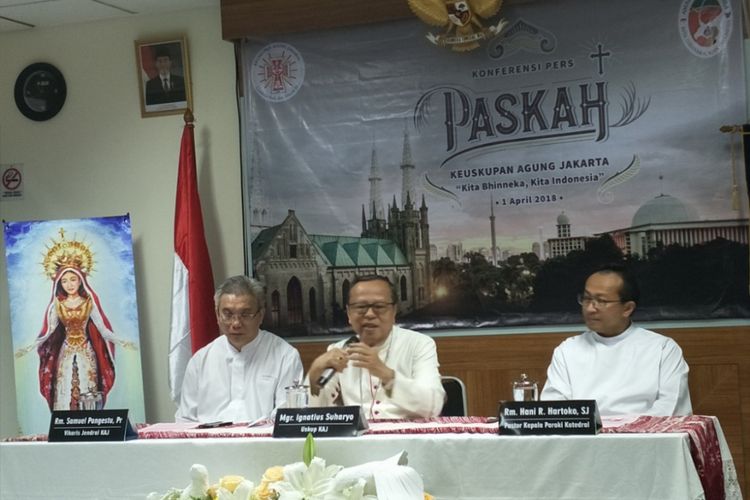 Uskup Agung Jakarta Ignatius Suharyo menggelar konferensi pers di Gereja Katedral, Jakarta Pusat, Minggu (1/4/2018).