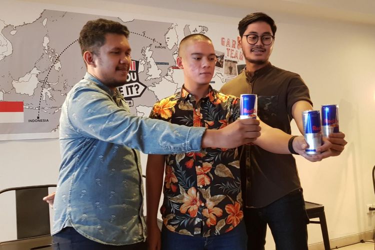 Tiga mahasiswa--Rifky Antariksa, Fikri Dwipambudi dan Yoga Maulana Putra--mewakili Indonesia dalam ajang Red Bull Can You Make It? 2018.