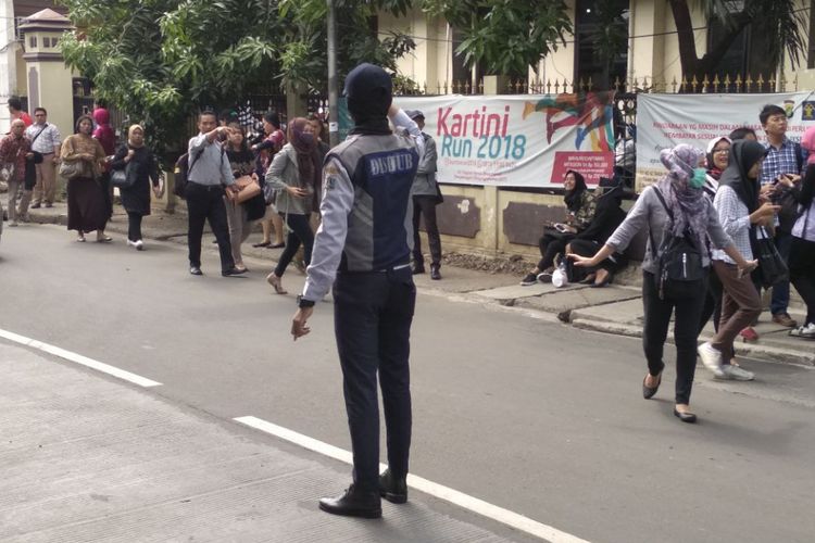 Sejumlah penumpang turun dari bus transjakarta karena terjebak macet di Matraman, Selasa (10/4/2018).
