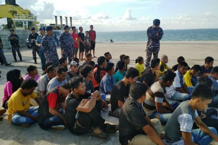 Puluhan TKI Ilegal yang berhasil diselamatkan Koarmabar di perairan Teluk Mata Ikan Nongsa, Batam, Kepri. Para TKI Ilegal ini akan dikirmkan ke Malaysia untuk bekerja secara ilegal