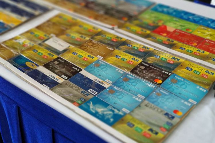 Barang bukti 90 kartu ATM dari aksi pencurian dengan modus ganjal ATM di minimarket Jakarta Barat, Senin (23/4/2018)