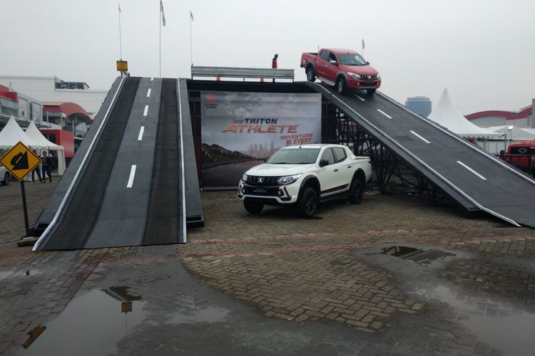 Area skybridge di IIMS 2018 disiapkan oleh Mitsubishi