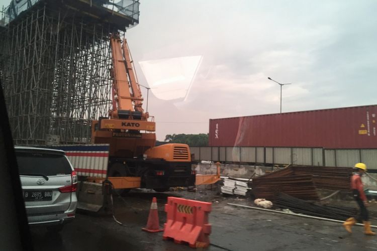 Kondisi proyek Tol Jakarta-Cikampek II (Elevated) yang berada di ruas Tol Jakarta-Cikampek, Jumat (25/5/2018).