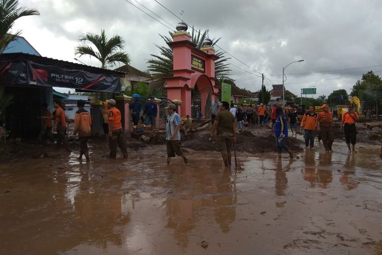 Banjir bandang meluap hingga ke jalan raya sehingga menutup jalan alternatif yang menghubungkan Kabupaten Banyuwangi dan  Kabupaten Jember  Jumat (22/6/2018).