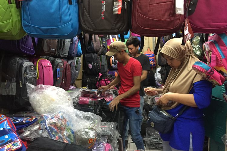 Ari sedang lakukan transaksi jual beli tas di Pasar Jatinegara, Jakarta Timur, Selasa (10/7/2018).