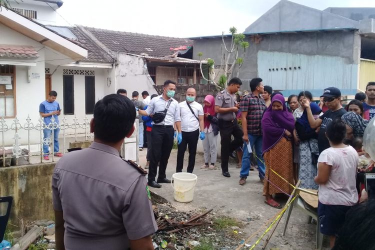 Sesosok mayat bayi dalam kondisi hangus terpanggang yang ditemukan di lokasi pembuangan sampah sekitar Perumahan Pemda II, Kelurahan Buliang, Kecamatan Batuaji, Batam, Kepulauan Riau (Kepri), Rabu (25/7/2018) pagi, diduga baru saja dibakar.