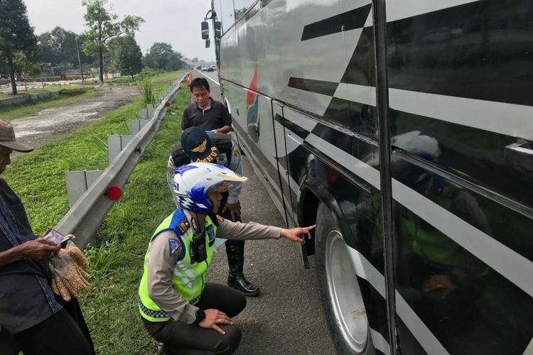 Petugas Satlantas Polres Bogor dan Dishub Kabupaten Bogor memeriksa kelaikan kendaraan bus yang melintas di Tol Ciawi KM 45, Minggu (9/9/2018).