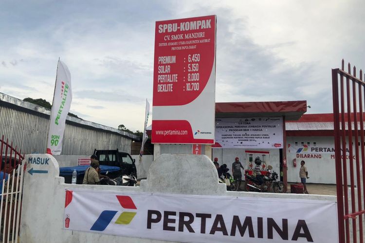 Masyarakat Distrik Ayamaru Utara, Papua Barat menikmati BBM satu harga.