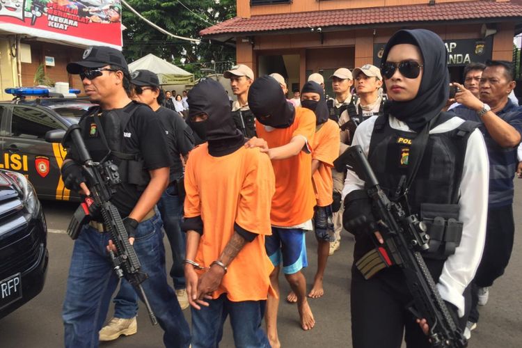 Tiga pelaku pembegalan di Jalan Daan Mogot, Kebon Jeruk, Jakarta Barat diamankan petugas kepolisian Metro Jakarta Barat, Senin (11/3/2019). Pelaku menggunakan tutup muka karena masih berada di bawah umur. 