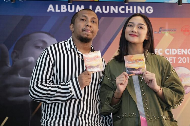 Penyanyi Marion Jola dan Near dalam jumpa pers peluncuran album Karna Su Sayang di KFC Cideng, Jakarta Pusat, Rabu (20/3/2019).