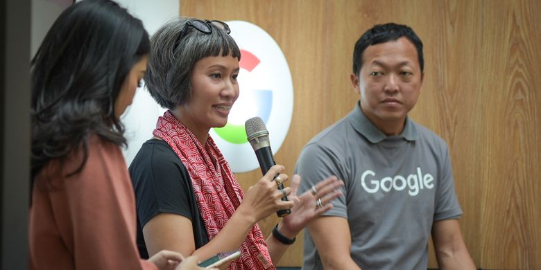Tari Sandjojo, Direktur Akademik Sekolah Cikal (tengah) dan Lucian Teo, User Education and Outreach Manager, Trust & Safety, Google APAC pada acara #KeluargaCerdas Berinternet di Jakarta.