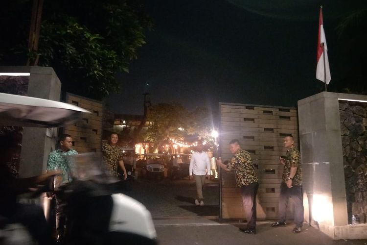 Situasi di depan lokasi pernikahan Glenn Fredly dan Mutia Ayu di Taman Kajoe, Ampera, Jakarta Selatan, Senin (19/8/2019).