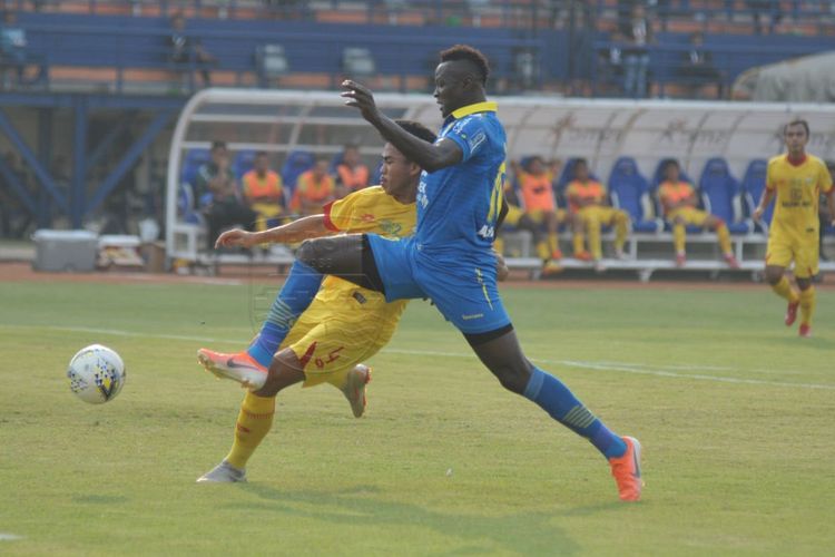 Pemain Persib Bandung, Ezechiel NDouassel, saat tampil pada laga lanjutan Liga 1 2019 melawan Bhayangkara FC, di Stadion Si Jalak Harupat, Kabupaten Bandung, Jawa Barat, Minggu (30/6/2019).