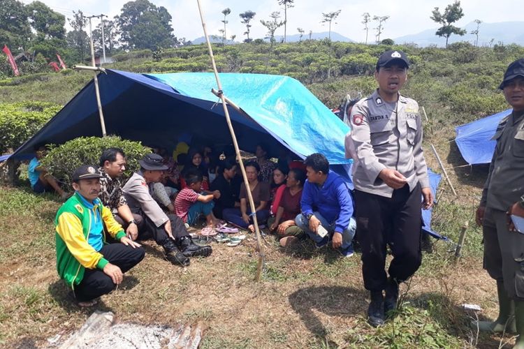 warga setempat bersama unsur TNI-Polri dan BPBD melakukan penanganan dan bantuan unit tenda di wilayah yang terdampak gempa di Desa Malasari, Kecamatan Nanggung, Bogor, Jawa Barat, Jumat (23/8/2019)