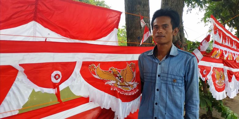 Agus Supandi (32), pedagang pernak-pernik 17-an asal Leles, Jawa Barat di Bekasi.
