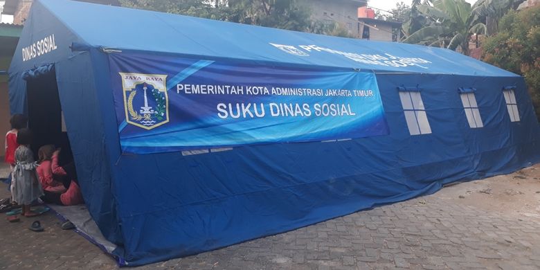 Posko Pengungsian Korban Kebakaran 10 rumah di Jalan Perumpung Tengah, Kelurahan Cipinang Besar Utara, Jatinegara, Jakarta Timur, Senin (19/8/2019).