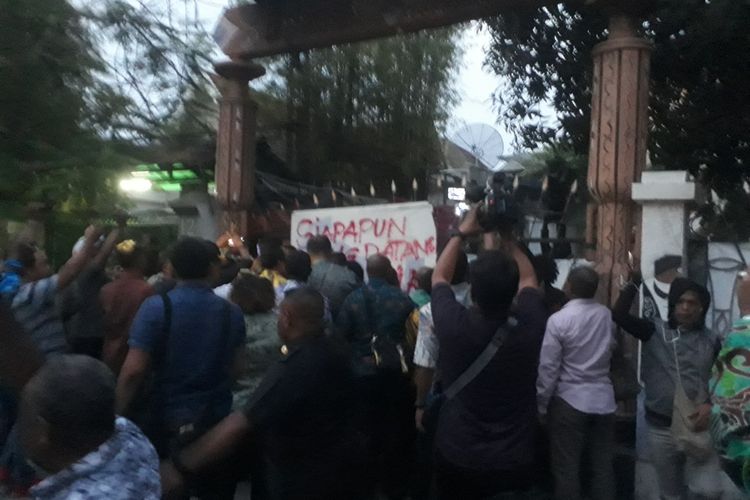 Penghuni asrama mahasiswa Papua di Surabaya tolak kedatangan gubernur Papua dan gubernur Jatim, Selasa (27/8/2019)