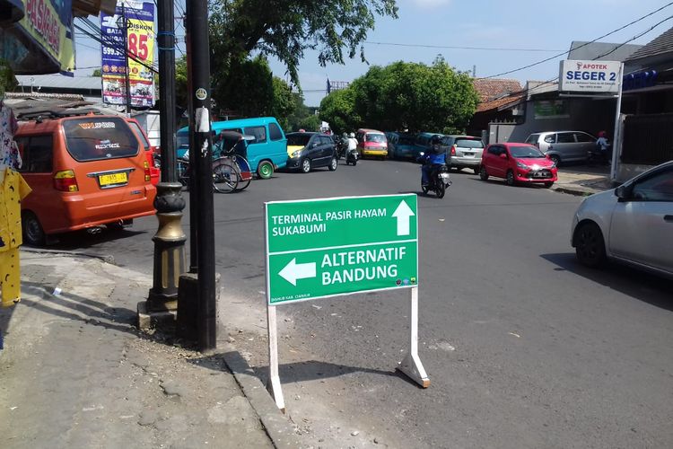 Rambu penunjuk arah portable terpasang di ruas jalan alternatif, Rabu (29/05/2019) untuk memandu pemudik yang melintas jalur selatan Cianjur, Jawa Barat pada musim mudik lebaran tahun ini