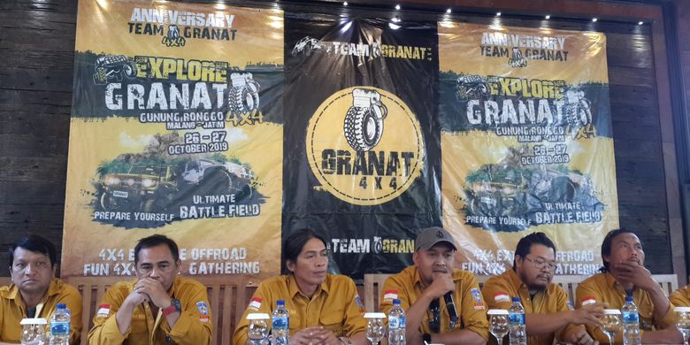 Pengurus Komunitas Granat 4x4 saat menyampaikan rencana eventnya di salah satu warung makan di Kota Malang, Senin (2/9/2019)
