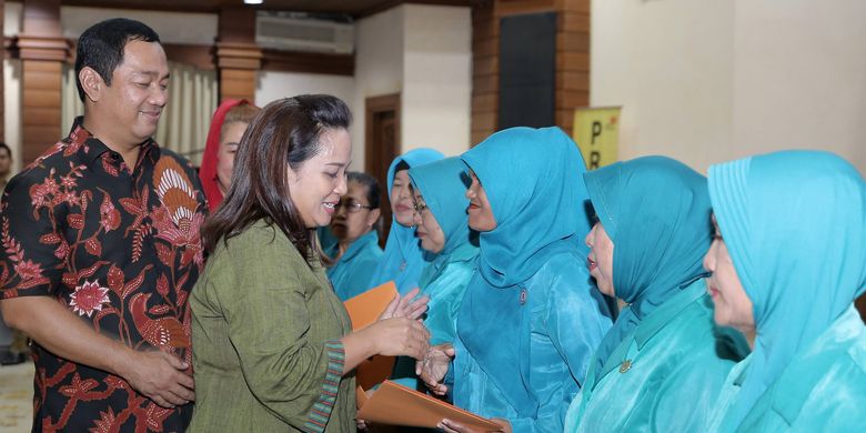 Wali Kota Semarang Hendrar Prihadi mendampingi ketua TP PKK, Tia Hendi, menyerahkan piagam penghargaan kepada kader PKK teladan 2019 di acara peringatan Hari Kesatuan Gerak (HKG) PKK Tingkat Kota Semarang, Senin (23/4/2019). 
