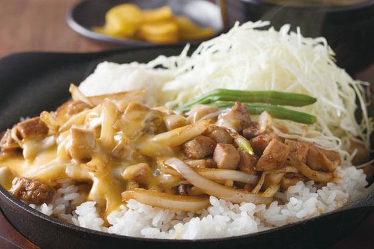 Porco Rice seharga 780 yen adalah pilihan menu lezat dengan daging dan keju.