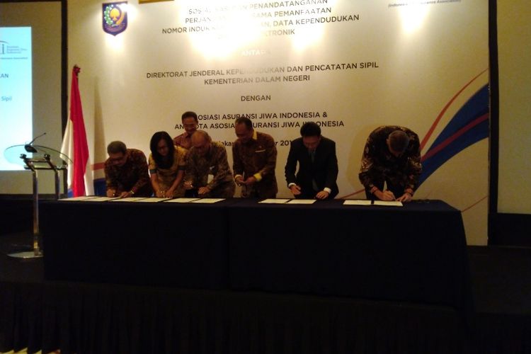 Asosiasi Asuransi Jiwa Indonesia (AAJI) dan perusahaan anggota AAJI meneken kerja sama dengan Ditjen Kependudukan dan Pencatatan Sipil (Dukcapil) Kementerian Dalam Negeri, Kamis (4/10/2018).