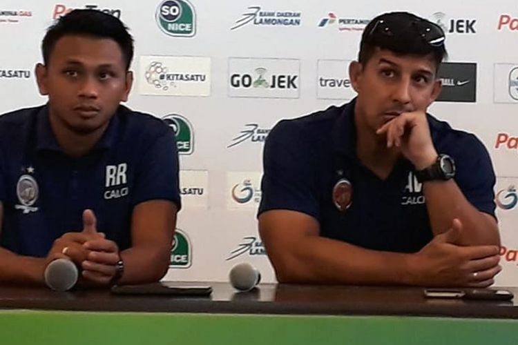 Alfredo Vera (kanan), dalam sesi jumpa pers sebelum pertandingan Sriwijaya FC menghadapi Persela Lamongan.