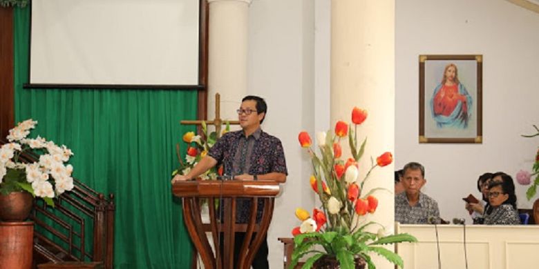 Wakil Gubernur Provinsi Sulawesi Utara Steven Kandouw saat menghadiri ibadah pemakaman Ibu Masye Fien Ompi di Gereja GMIM Eben Heazer Bumi Beringin, Kota Menado, Kamis ( 14/2/2019 ).