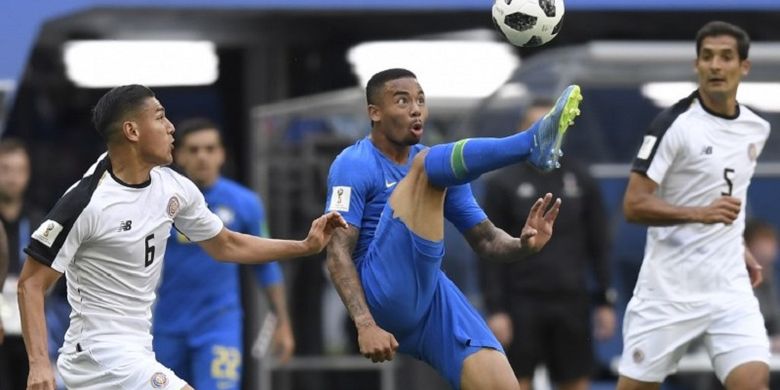 Penyerang Brasil, Gabriel Jesus, mencoba mengontrol bola ketika dikawal pemain Kosta Rika pada pertandingan Grup E Piala Dunia 2018 di St. Petersburg, 22 Juni 2018. 