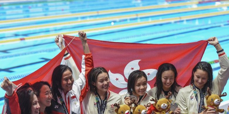 Tim estafet China dan Korea Selatan didiskualifikasi dalam final nomor 4x100 meter gaya ganti estafet putri di Stadion Akuatik GBK, Jakarta, Kamis malam. Kedua tim terkena hukuman karena atlet mereka dianggap melompat terlebih dulu sebelum perenang terdahulu menyentuh tembok.
