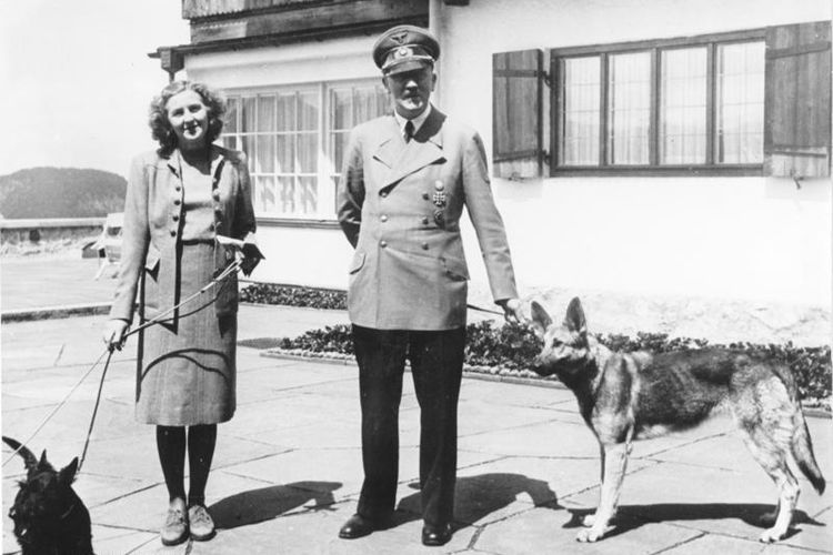 Dalam foto yang diambil pada 1942 ini terlihat Adolf Hitler bersama kekasihnya, Eva Braun. Keduanya kemudian menikah pada 29 April 1945 sebelum bunuh diri bersama sehari setelahnya.