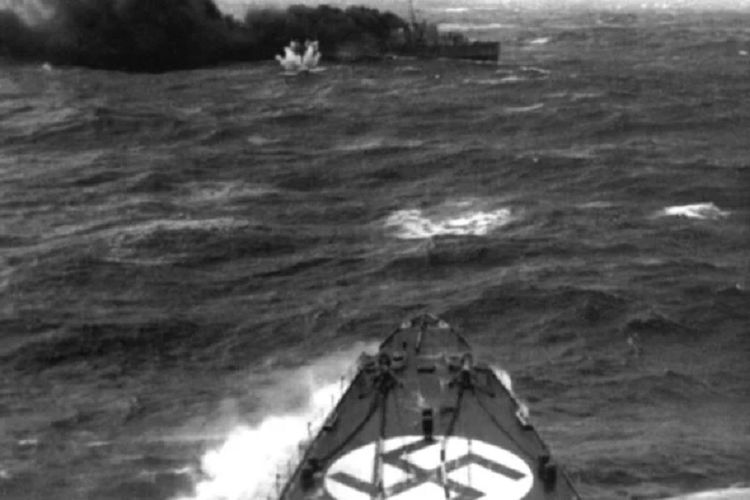 Asap mengepul dari HMS Glowworm yang terkena tembakan. Foto diambil dari haluan KMS Admiral Hipper.