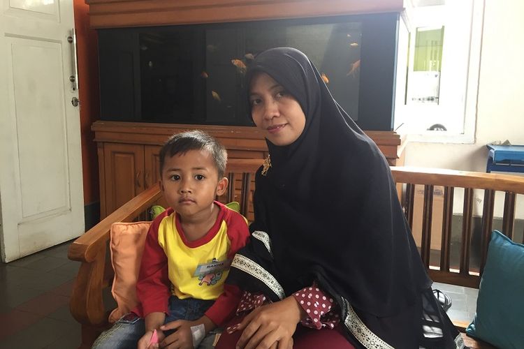 Yani dan anaknya Raka, seorang pasien kanker Leukemia asal Sragen, Jawa Tengah, di salah satu rumah singgah di Kota Semarang