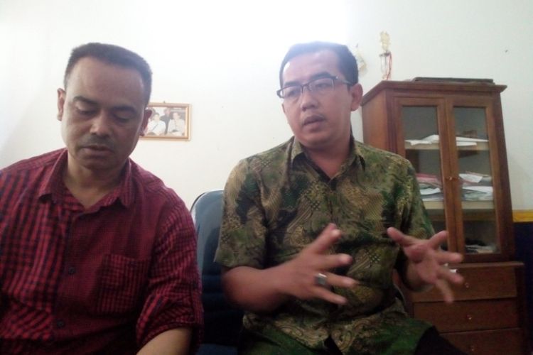 Sekretaris DPC Organda Kabupaten Garut Yudi Nurcahyadi (berkacamata) saat memberikan keterangan soal aksi mogok, Minggu (4/2/2018)