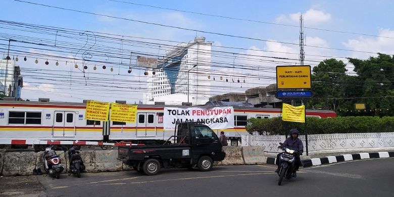 Penutupan perlintasan Kereta Api Jalan Angkasa, Jakarta Pusat.