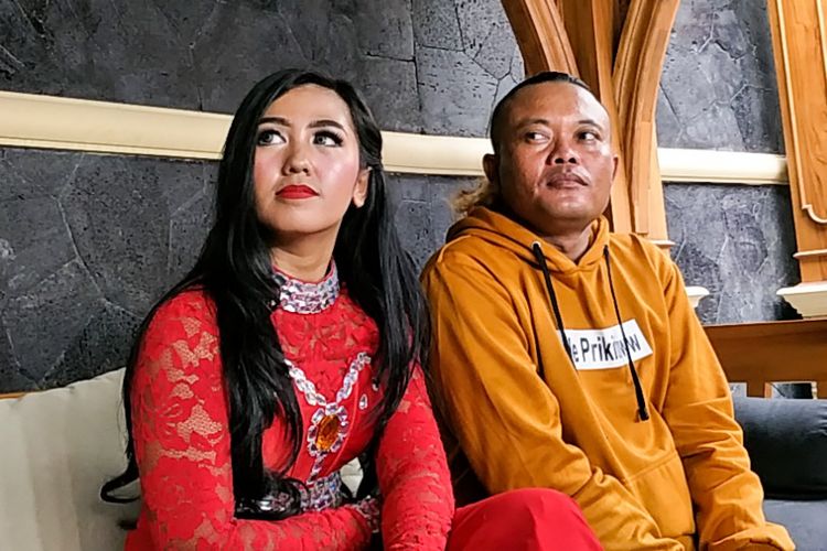 Artis komedi Entis Sutisna dan Nurlela saat mengklarifikasi kabar kedekatan di kediaman Sule di kawasan Tambun, Bekasi, Jawa Barat, Sabtu (17/11/2018).