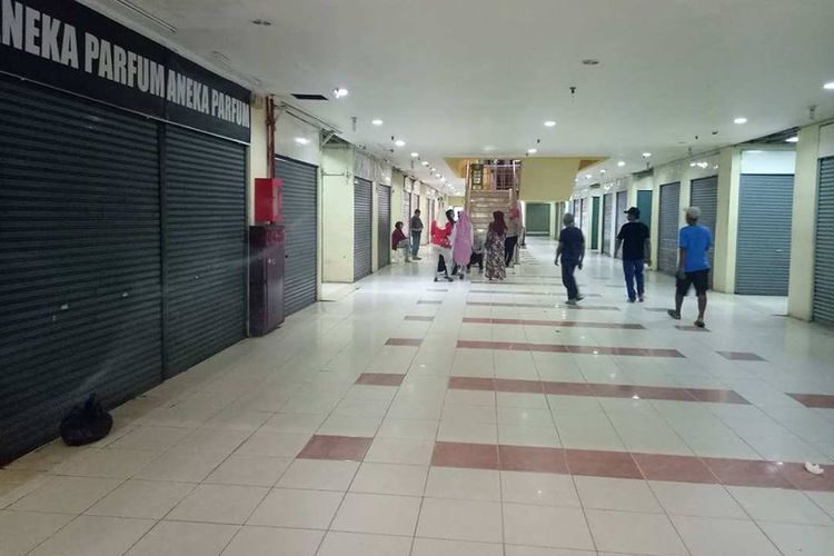 Para pedagang di pusat perbelanjaan Ambon Plaza, Kamis (27/7/2017) menutup tempat usaha mereka sebagai bentuk protes terhadap kebijakan dari pengelola Ambon Plaza yang dinilai merugikan para pedagang.