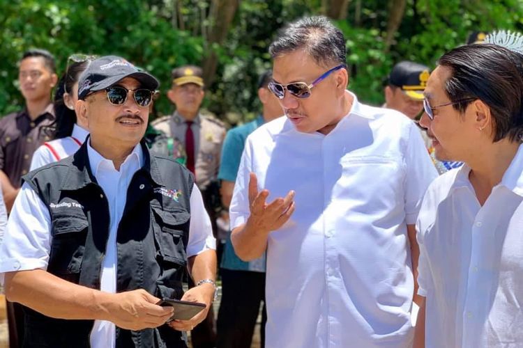 Menteri Pariwisata (Menpar) Arief Yahya (kiri) bersama Gubernur Sulawesi Utara Olly Dondokambey (tengah) saat mengunjungi Kawasan Ekonomi Khusus (KEK) Pariwisata Tanjung Pulisan-Likupang di Kabupaten Minahasa Utara. 