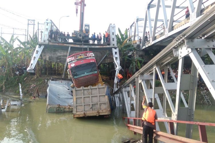 Evakuasi korban jembatan nasional yang menghubungkan Kabupaten Lamongan-Tuban, Jawa Timur, atau tepatnya Jembatan Babat-Widang yang ambruk masih terus dilakukan, Selasa (17/4/2018) siang. 
