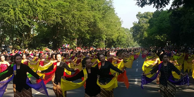 Sebanyak 5.035 menari gambyong untuk memecahkan rekor Muri di Jalan Slamet Riyadi Solo, Jawa Tengah, Minggu (29/4/2018).