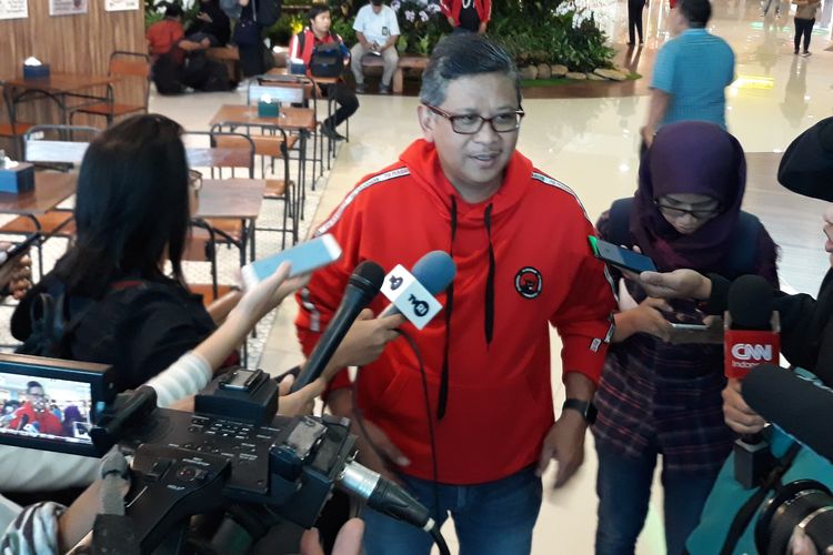 Sekjen PDI Perjuangan di Bandara Ngurah Rai, Denpasar, Bali, Selasa (9/4/2019).