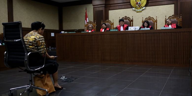 Mantan anggota DPR Miryam S Haryani saat menjalani sidang di Pengadilan Tipikor Jakarta, Senin (24/7/2017). Miryam ditetapkan sebagai tersangka oleh KPK, atas sangkaan memberikan keterangan palsu di bawah sumpah di pengadilan.