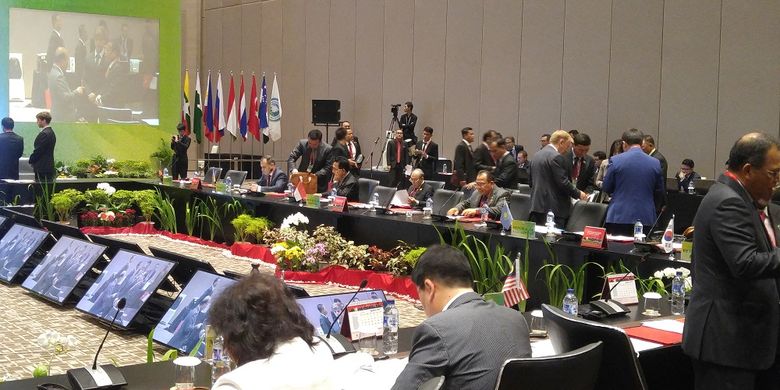 Suasana Pertemuan Dewan Anggota Asosiasi Mahkamah Konstitusi dan Institusi Sejenis se-Asia (AACC) di Solo, Jawa Tengah, Selasa (8/8/2017). Pertemuan tersebut dihadiri 13 dari 16 negara anggota AACC.