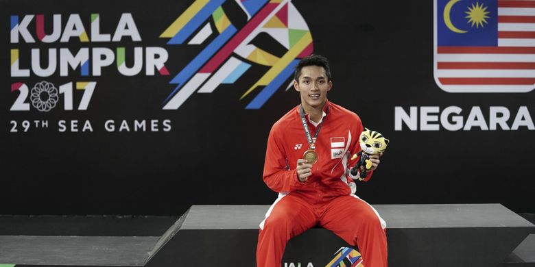 Pebulu tangkis Indonesia Jonatan Christie memperlihatkan medali emas ketika upacara  penganugerahan seusai mengalahkan pebulu tangkis Thailand Khosit Phetpradab pada final tunggal putra bulu tangkis SEA Games XXIX di Axiata Arena, Kompleks Stadion Bukit Jalil, Kuala Lumpur, Malaysia, Selasa (29/8/2017). Jonatan berhasil mempersembahkan emas setelah mengalahkan pebulu tangkis Thailand dengan skor 21-19, dan 21-10.