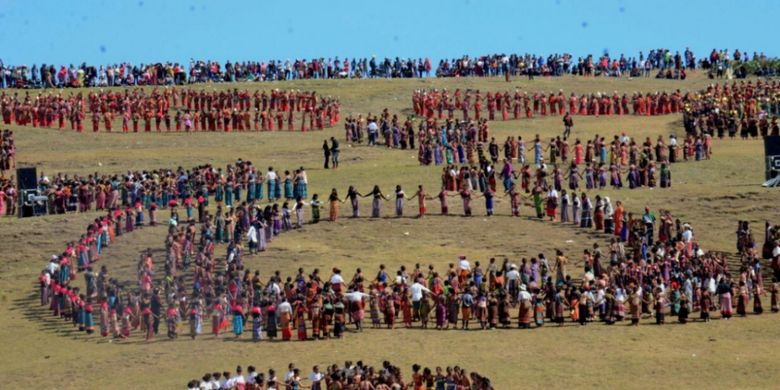 Ribuan warga dari Kabupaten Belu dan Timor Leste menampilkan tarian likurai di Puncak Bukit Fulan Fehan di Desa Dirun, Kecamatan Lamaknen, Kabupaten Belu, Nusa Tenggara Timur (NTT), Sabtu (28/10/2017).