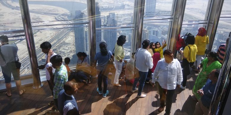 Wisatawan sedang menikmati suasana dari atas cantai 125 Gedung Burj Khalifa, Dubai, Uni Emirates Arab, Kamis (27/10/2017). Burj Khalifa memiliki tinggi 868 meter atau 2.717 meter di atas permukaan laut. Tinggi Burj Khalifa sendiri dua kali lipat Menara Eiffel, Paris dan lebih tinggi dari Gunung Bromo bila diukur dari permukaan laut.