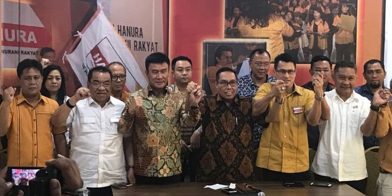 Pengurus sejumlah DPD Hanura yang mengajukan mosi tidak percaya kepada Oesman Sapta Odang sebagai Ketua Umum Hanura saat konferensi pers di DPP Hanura, Cipayung, Jakarta Timur, Selasa (16/1/2018).